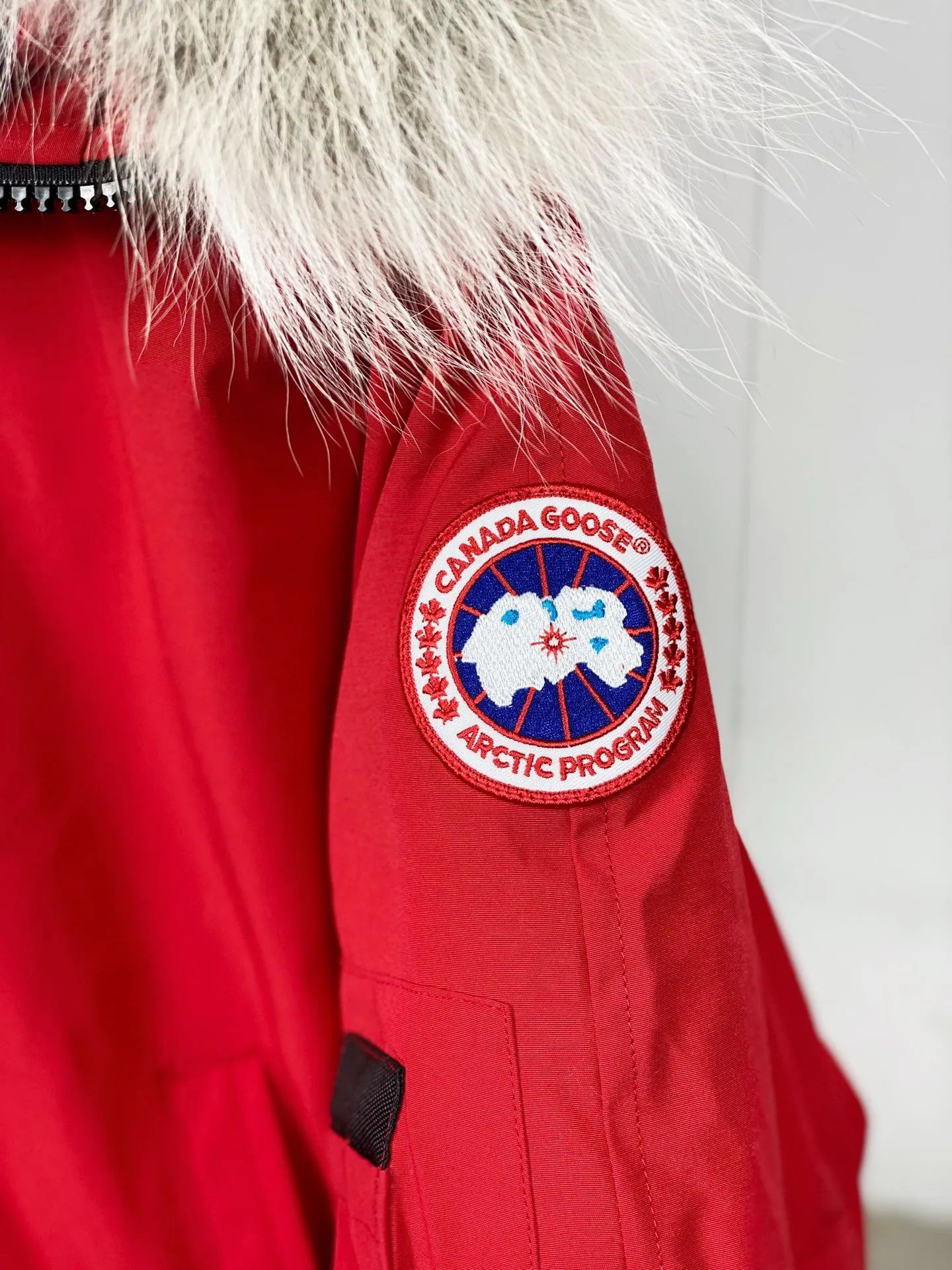 P780 Canada goose/Canada Goose Chilliwack 01 bomber jacket down jacket, authentic original clothing mold, all accessories are customized from the original factory. 💯The softness of the fabric is compared with the original product, and it can be restored by kneading at will (fabric misunderstanding: it is not a high-hardness fabric that is waterproof. Only those who buy the latest authentic version this year will notice the softness and comfort of the fabric) 💯The down is synchronized with the authentic white duck down, fluffy and not clumps, electronically controlled down filling machine. 💯Customized authentic YKK zipper pullers, high hardness and no jamming 💯The fur collar is custom-made from coyote skins in western Canada, the original version has the same origin 💯All workmanship and wiring are controlled by workers with more than ten years of service. They must be horizontal and vertical, and are not crooked. The inner wiring density is more sophisticated. Feel free to compare 💯Goose logo on sleeves, collar label, washed label, hangtag, zipper cord, pocket label, cuff thread, hem thread All details are updated simultaneously with the original product. The best version with the most complete colors. Sizes: XS-XXL (size chart attached below)